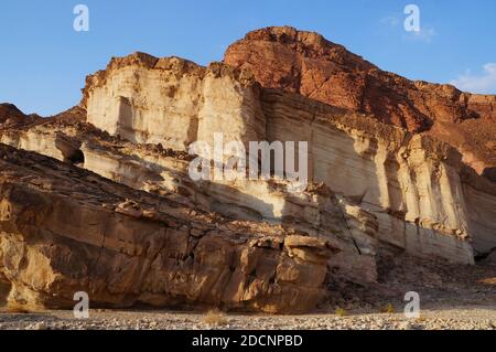 Belles couleurs de montagnes près de la route Israël dans le Sud Banque D'Images