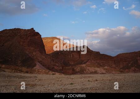 Belles couleurs de montagnes près de la route Israël dans le Sud Banque D'Images