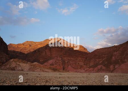 Belles couleurs de montagnes près de la route Israël dans le Sud Banque D'Images