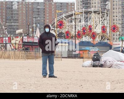 22 novembre 2020, New York, New York, États-Unis : le club de l'ours polaire de Coney Island est le plus ancien club de baignade d'hiver des États-Unis fondé en 1903. Ils nagent tous les dimanches de novembre à avril à 13 h. les spectateurs regardent les membres du club nager (Credit image: © Bruce Cotler/ZUMA Wire) Banque D'Images