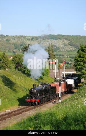 '3850' en quittant Winchcombe avec un train de marchandises et en direction de Greet tunnel. Banque D'Images