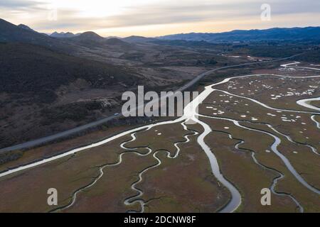 Des canaux étroits serpentent à travers un magnifique estuaire en Californie centrale. Les estuaires se forment lorsque le ruissellement d'eau douce se rencontre et se mélange à l'eau de mer. Banque D'Images