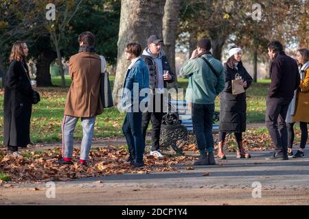 22 novembre 2020. Londres, Royaume-Uni, les visiteurs profitent du soleil un dimanche après-midi à Hyde Park pendant le second confinement de Covid-19. Photo de Ray Tang. Banque D'Images