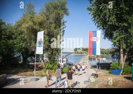 BELGRADE, SERBIE - 24 JUIN 2017 : pont de ponton sur le danube reliant Zemun à la plage du lido sur le Veliko Ratno ostrvo, également appelé le Banque D'Images