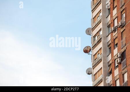 Satellite TV antenne UHF sur l'affichage au sommet d'un bâtiment communiste traditionnel dans la banlieue de Belgrade. Ils sont utilisés pour les communications Banque D'Images