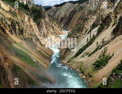 Vue sur la rivière Yellowstone depuis le Brink of Lower Falls Point de vue sur UNE journée ensoleillée d'été avec UN bleu clair Ciel et quelques nuages Banque D'Images