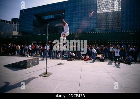 Paris France la Défense Concours de patinage à roulettes Jeune Homme Saut sur patins à roulettes au-dessus de la barre haute Banque D'Images