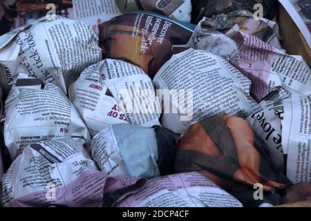 Pommes emballées dans un journal pour le stockage Banque D'Images