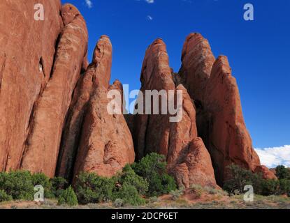 Red Rock Spires dans le parc national d'Arches, Utah, Ontario Une journée d'été ensoleillée avec UN ciel bleu clair et Quelques nuages Banque D'Images