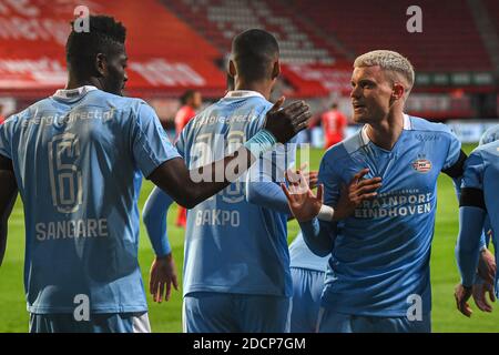 ENSCHEDE, PAYS-BAS - NOVEMBRE 22: Ibrahim Sangare de PSV, Philipp Max de PSV célébrant le but de Donyell Malen de PSV (0:1) pendant le match néerlandais Eredivisie entre le FC Twente et le PSV à Grolsch Veste le 22 novembre 2020 à Enschede, pays-Bas (photo de Lars Smook/Orange Pictures) Banque D'Images