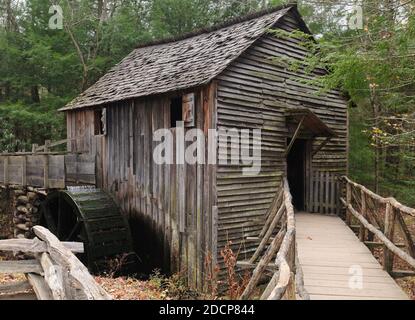 Ancien moulin à câble de moulin à eau avec roue à cheval à Cherokee Orchard Road dans le parc national des Great Smoky Mountains sur UN Nuageux jour d'automne Banque D'Images