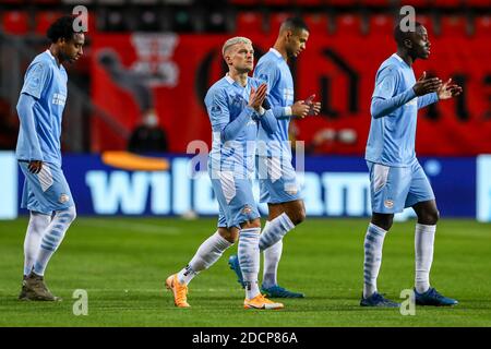 ENSCHEDE, PAYS-BAS - NOVEMBRE 22 : Pablo Rosario de PSV, Philipp Max de PSV, Cody Gakpo de PSV pendant le match hollandais entre le FC Twente et le PSV à Grolsch Veste le 22 novembre 2020 à Enschede, pays-Bas (photo de Marcel ter Bals/Orange Pictures) Banque D'Images