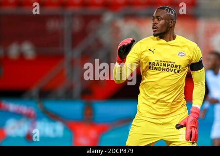 ENSCHEDE, PAYS-BAS - NOVEMBRE 22 : Yvon Mvogo du PSV lors du match néerlandais Eredivisie entre le FC Twente et le PSV à Grolsch Veste le 22 novembre 2020 à Enschede, pays-Bas (photo de Marcel ter Bals/Orange Pictures) Banque D'Images