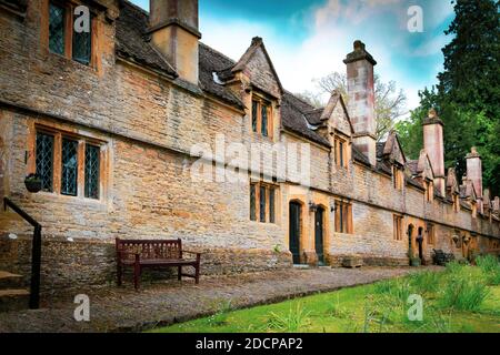 Un joyau architectural historique, les Almshoures Helyar, construits en pierre de Ham locale en 1640-60, dans le village de East Coker, Somerset, Angleterre. Banque D'Images