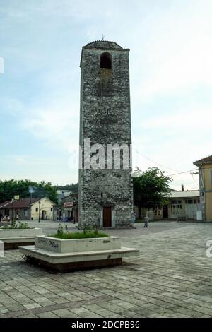 PODGORICA, MONTÉNÉGRO - 9 JUIN 2008 : Tour de l'horloge, également appelée Sat ou Sahat Kula, au crépuscule. C'est une ancienne tour de pouf et un important site touristique Banque D'Images