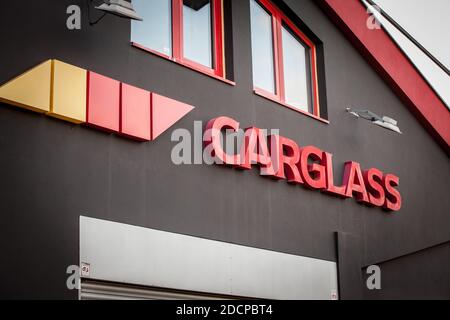 BELGRADE, SERBIE - 25 OCTOBRE 2020 : logo Carglass sur leur atelier. Carglass est une chaîne belge de mécaniciens et techniciens spécialisés dans l'automobtiv Banque D'Images