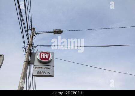 BELGRADE, SERBIE - 26 MAI 2019 : logo Fiat sur le principal magasin de la concession Belgrade. Fiat est un fabricant italien de voitures et d'automobiles, qui fait partie de FCA g. Banque D'Images