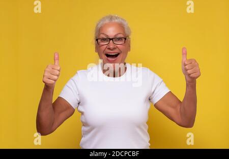 Personnes âgées actives woman holding her thumb up Banque D'Images