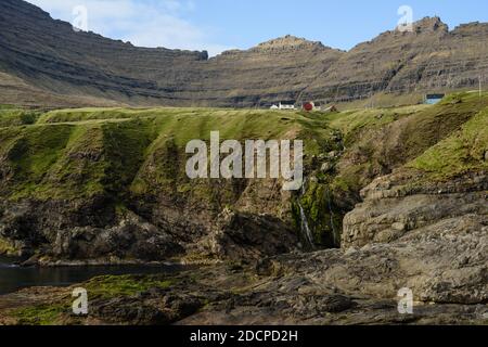 Village avec de petites maisons situées sur une colline rocheuse dans les montagnes zone sous ciel bleu Banque D'Images