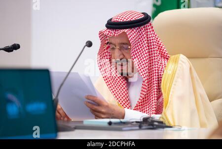 (201122) -- RIYAD, le 22 novembre 2020 (Xinhua) -- le roi saoudien Salman bin Abdulaziz Al Saud prononce son allocution de clôture au sommet du G20 à Riyad, en Arabie saoudite, le 22 novembre 2020. Le Groupe des 20 (G20) la présidence de l'Arabie saoudite a déclaré dimanche que le sommet du G20 de Riyad a réaffirmé l'esprit de coopération, qui a toujours été la pierre angulaire des succès du G20. (G20 Arabie Saoudite/document via Xinhua) Banque D'Images