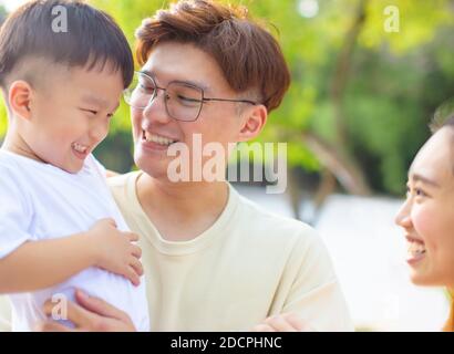 Portrait d'une famille asiatique heureuse dans le parc Banque D'Images