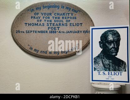 Une plaque commémorative inscrite pour le poète TS Eliot, à côté d'une photo d'un buste à l'intérieur de St. Michael et de l'église All Angeles à East Coker, Somerset, en Angleterre Banque D'Images