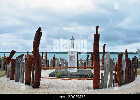 Une sculpture de Saint-Maurice à Vao, île des pins, Nouvelle-Calédonie. La statue est entourée d'une clôture faite de ​​of totems en bois sculpté. Banque D'Images