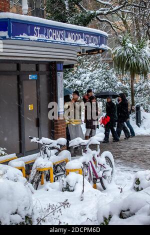 Les bicyclettes sont couvertes de neige à l'extérieur de la station de métro St johns Wood après une lourde chute de neige le 1er février 2009 à Londres et dans les environs Banque D'Images