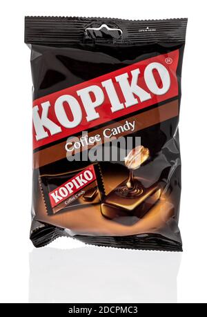 Winneconne, WI -27 octobre 2020: Un paquet de bonbons de café Kopiko sur un fond isolé. Banque D'Images