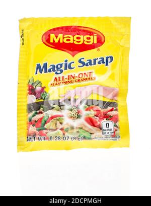 Winneconne, WI -15 novembre 2020 : un paquet de sarap magique Maggi assaisonnement sur un fond isolé. Banque D'Images