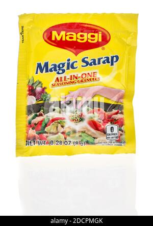 Winneconne, WI -15 novembre 2020 : un paquet de sarap magique Maggi assaisonnement sur un fond isolé. Banque D'Images