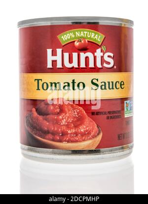 Winneconne, WI -19 novembre 2020 : un paquet de sauce tomate Hunts sur un fond isolé. Banque D'Images