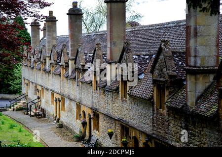 Un joyau architectural historique, les Almshoures Helyar, construits en pierre de Ham locale en 1640-60, dans le village de East Coker, Somerset, Angleterre. Banque D'Images