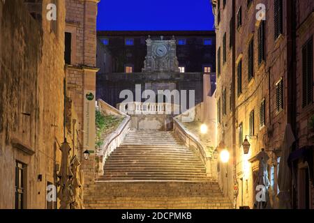 L'escalier baroque monumental (Game of Thrones) menant au Collegium jésuite du XVIIe siècle Ragusinum à Dubrovnik, Croatie à l'aube Banque D'Images