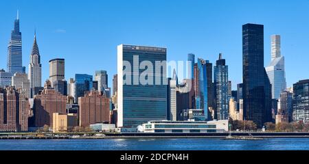 Queens, NY - novembre 16 2020 : les gratte-ciel de Midtown Manhattan, y compris les Nations Unies et d'autres bâtiments du côté est, vus de l'autre côté de l'est Banque D'Images