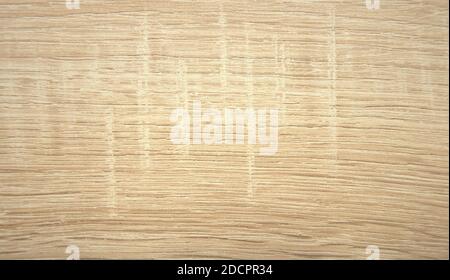 Aulne léger, surface plate de bois naturel avec traces de traitement vertical. Gros plan. Banque D'Images