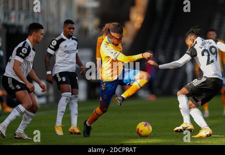 Londres, Grande-Bretagne. 22 novembre 2020. Alex Iwhi d'Everton (2e R) rivalise avec Andre-Frank Zambo Anguissa de Fulham (1er R) lors de la première ligue anglaise entre Fulham et Everton à Londres, en Grande-Bretagne, le 22 novembre 2020. Credit: Han Yan/Xinhua/Alay Live News Banque D'Images