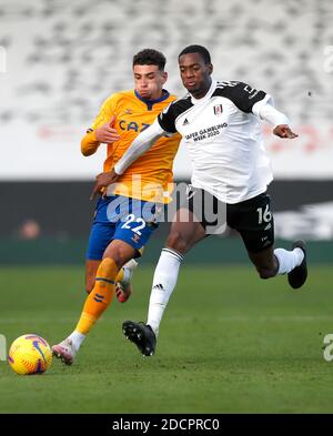 Londres, Grande-Bretagne. 22 novembre 2020. Ben Godfrey (R) d'Everton est en compagnie de Tosin Abarabioyo de Fulham lors de la première ligue anglaise entre Fulham et Everton à Londres, en Grande-Bretagne, le 22 novembre 2020. Credit: Han Yan/Xinhua/Alay Live News Banque D'Images