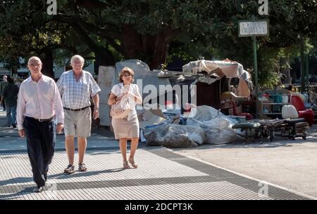 Les gens de classe moyenne marchent à côté d'un piège à déchets à Plaza Lavalle, Buenos Aires, Argentine Banque D'Images