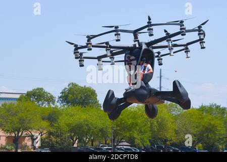 Matt Chasen, chef de la direction DES AVIONS DE LEVAGE, pilote l'Hexa, un avion de décollage et d'atterrissage vertical électrique, lors d'une démonstration de vol pour les dirigeants de la Force aérienne au Camp Mabry le 20 août 2020 à Austin, Texas. Banque D'Images