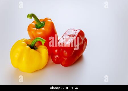 Poivrons frais de couleur isolés sur blanc. Produire le produit. Banque D'Images