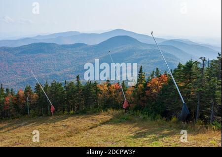 Piste de ski de Ridgeview à Stowe, Vermont, États-Unis. Lacets de neige qui tapissent la pente. Forêt mixte avec arbres changeant de couleur à l'automne. Atmosphère de brume sur les contreforts Banque D'Images