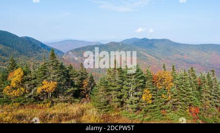 Smugglers' Notch - un col de montagne séparant le mont Mansfield dans les montagnes vertes, de Spruce Peak et de Sterling Range. Stowe, Vermont, États-Unis. Banque D'Images