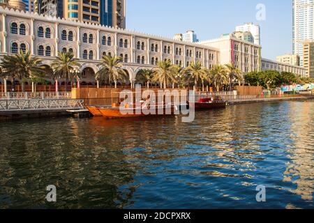 Canal de Qasba en émirat de Sharjah. EAU. À l'extérieur. Banque D'Images