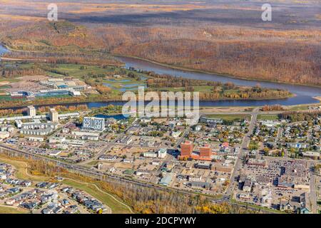 Photo aérienne du centre-ville de fort McMurray, Alberta Canada, avec le parc de l'île MacDonald en arrière-plan. Banque D'Images