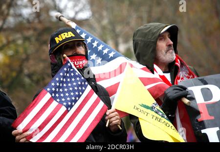 New York, États-Unis. 22 novembre 2020. Les manifestants tiennent des drapeaux lorsqu'ils prennent part à un rassemblement anti-verrouillage sur Washington Square.avec la montée en puissance du nouveau coronavirus qui balaie la ville, New York fait face à un nouveau confinement. Les orateurs et les manifestants s'opposant au mandat imminent, exigent en outre que le gouvernement ne porte pas atteinte à leurs droits de ne pas porter de masque de protection. Crédit : SOPA Images Limited/Alamy Live News Banque D'Images