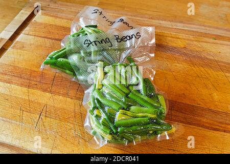 Deux paquets de haricots verts frais scellés sous vide dans des sacs Banque D'Images