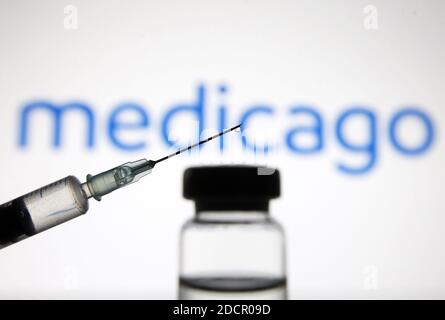 Ukraine. 22 novembre 2020. Dans cette photo, une seringue médicale et un flacon avec le vaccin contre le coronavirus COVID-19 vu devant le logo de la société de biotechnologie Medicago crédit: SOPA Images Limited/Alay Live News Banque D'Images