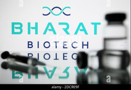 Ukraine. 22 novembre 2020. Dans cette photo, une seringue médicale et un flacon avec le vaccin contre le coronavirus COVID-19 vus devant le logo de la société indienne de biotechnologie Bharat Biotech. Crédit : SOPA Images Limited/Alamy Live News Banque D'Images