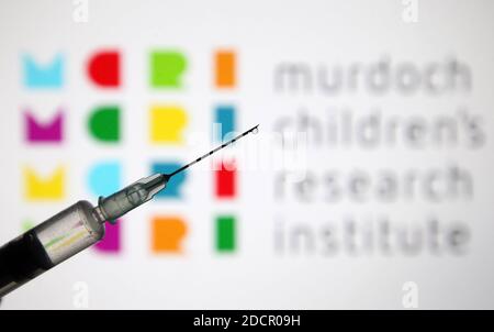 Ukraine. 22 novembre 2020. Sur cette photo, une seringue médicale est visible devant le logo de l'Institut de recherche pour enfants Murdoch. Crédit : SOPA Images Limited/Alamy Live News Banque D'Images